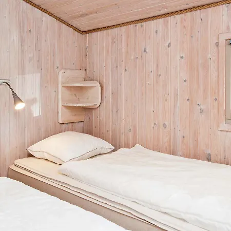 Two-bedroom Holiday In 1 *